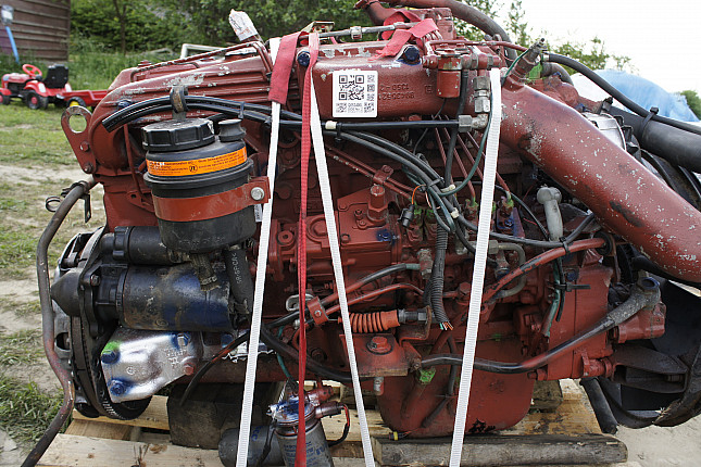 Двигатель вид с боку Iveco 8060.45 S